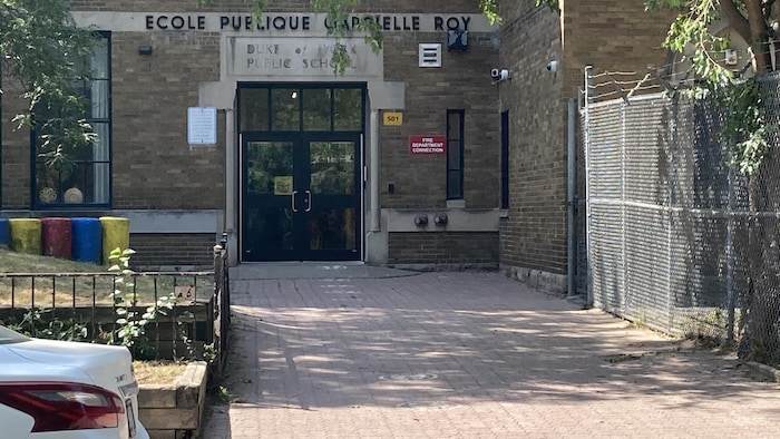 Façade extérieure en briques de l'École Gabrielle-Roy.