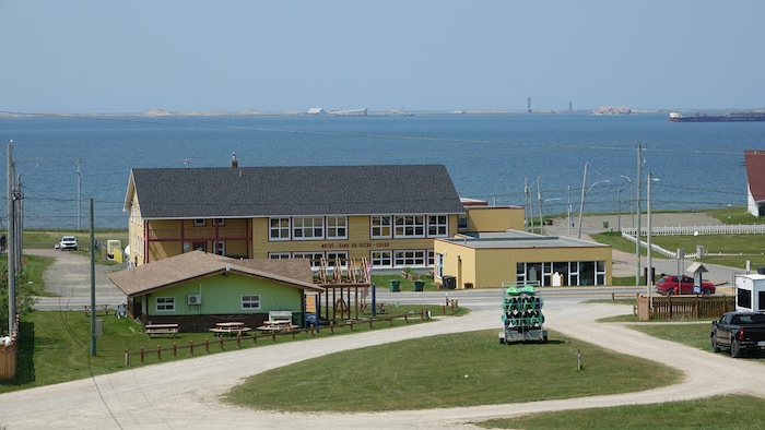 L'école de Grande-Entrée en été, avec la mer en arrière-plan.