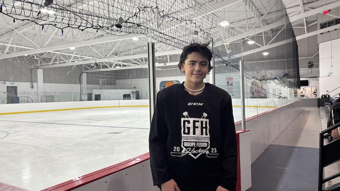 Un joueur de hockey devant la glace