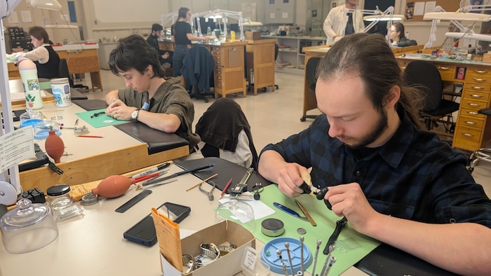Des élèves travaillent sur des plans de travail.
