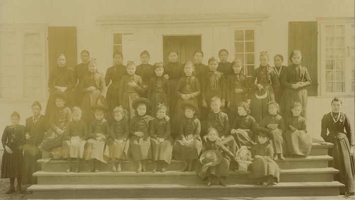 Photo de groupe de jeunes filles qui fréquentaient l'école industrielle. 