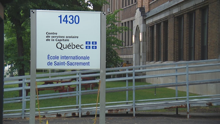 L'affiche à l'entrée de l'école. 