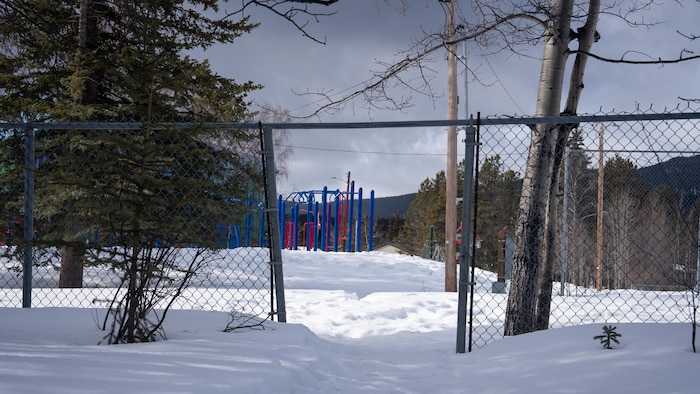 Une cour d'école enneigée.