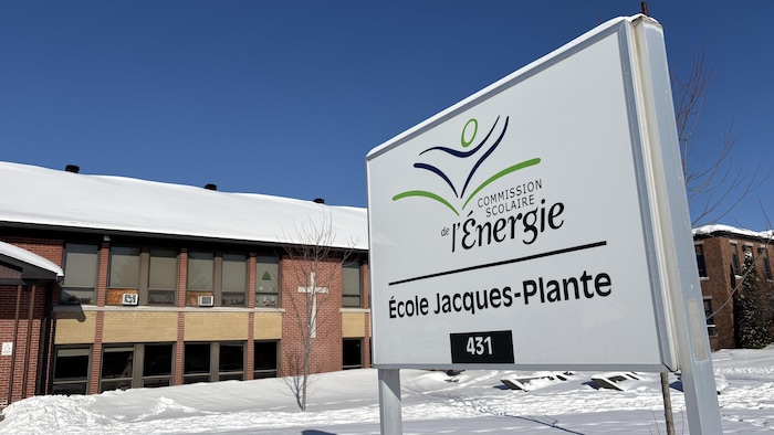 L'École Jacques-Plante en hiver.