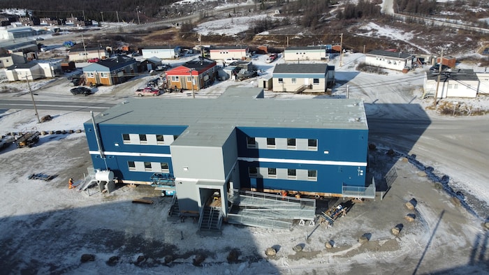 Un bâtiment vu depuis les airs en hiver.