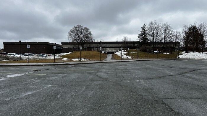 La façade avant de l'école.