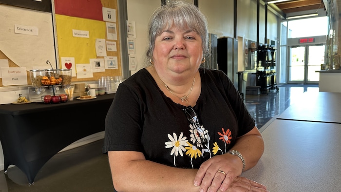 Diane Smurthwaite devant l'offre de déjeuners.