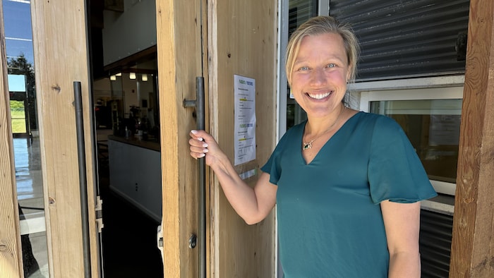 Sara Pinsonneault ouvre la porte d'une école.
