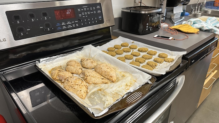 Du poulet et des falafels au-dessus d'un four.