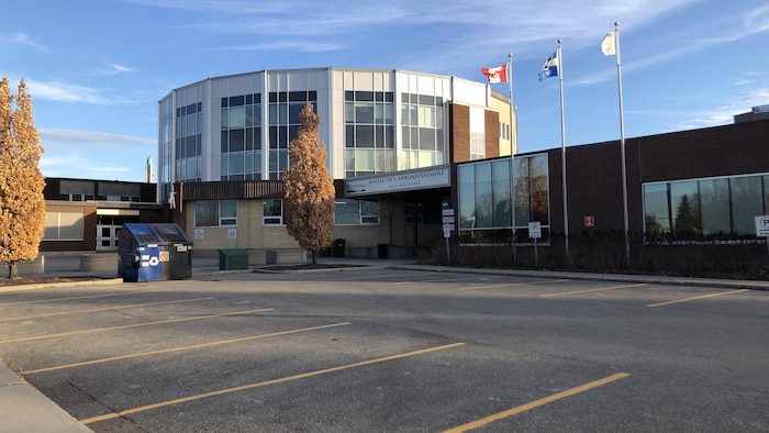 Devanture de l'école secondaire Mitchell-Montcalm, à Sherbrooke.