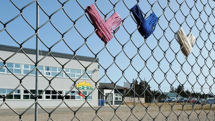 L'école primaire, avec à l'avant-plan la clôture de la cour d'école.