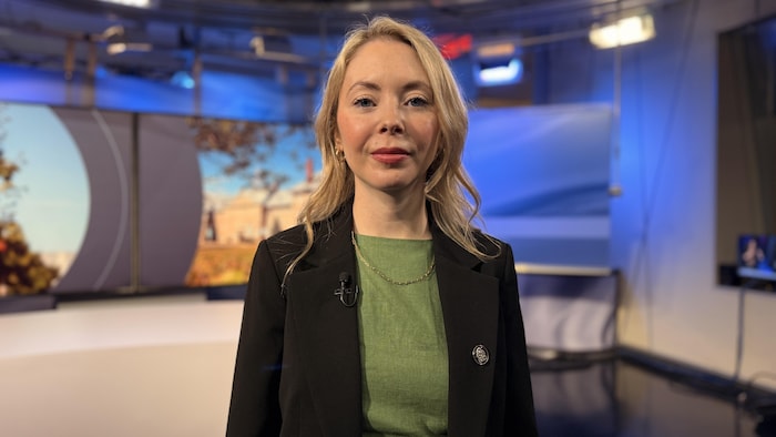 Une femme dans un studio de télévision.