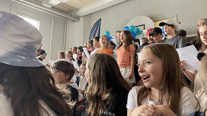 Des élèves du primaire en train de chanter leur chanson hommage à Clémence Desrochers