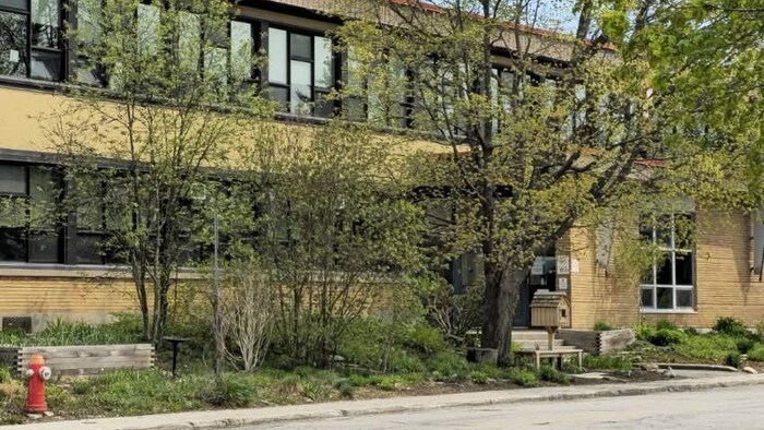 La façade de l'école primaire du Lac-des-Fées à Gatineau.