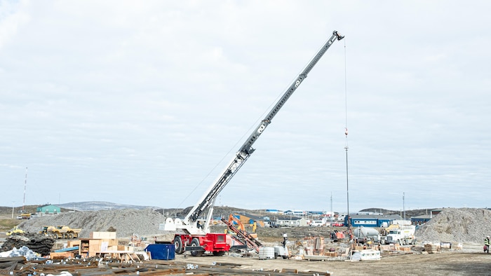 Une grue sur un chantier. 