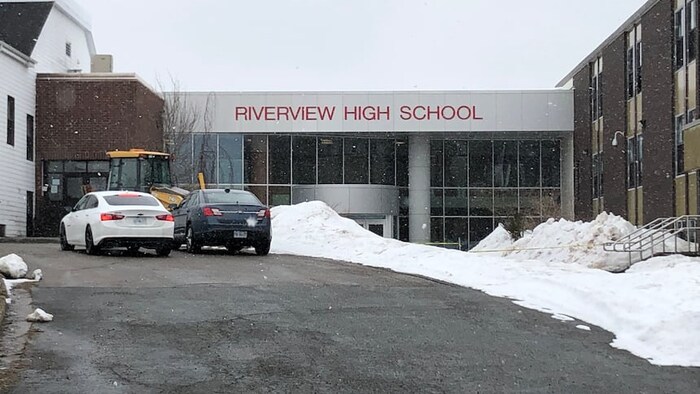 Devanture de l'école Riverview Hichschool.