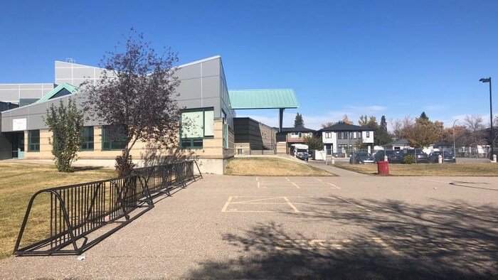 Le bâtiment d'une école.