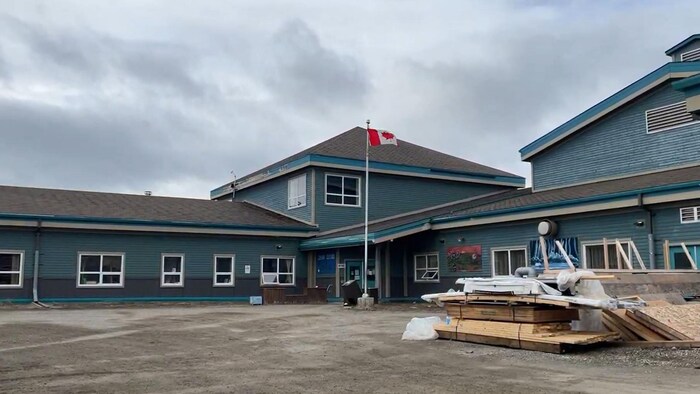 Le bâtiment de l'école de Ross River.