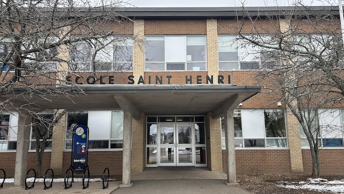 L'école Saint-Henri vue de l'extérieur.