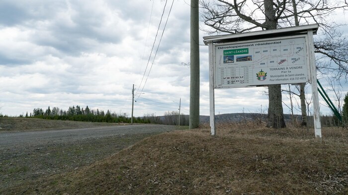 La pancarte annonçant l'entrée du village de Saint-Léandre.