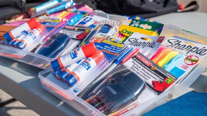 Fournitures scolaires pour les élèves.