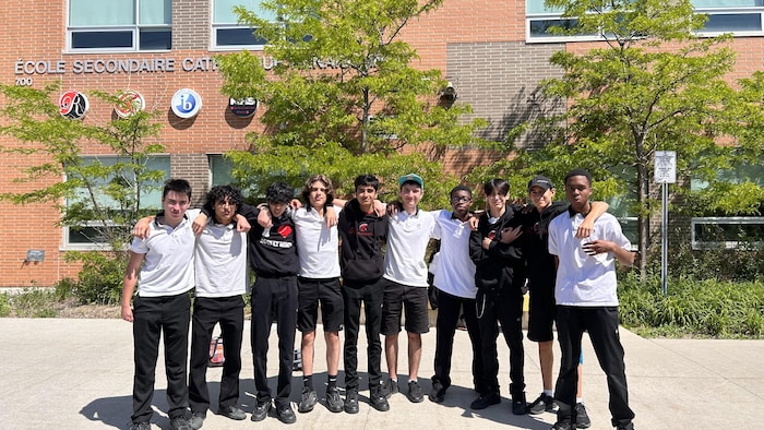 Un groupe d'élèves de l'École secondaire catholique Renaissance, à Aurora, en Ontario.