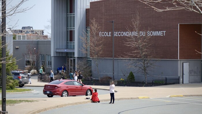 L'école secondaire du Sommet est située à Bedford en banlieue d'Halifax en Nouvelle-Écosse. 11 mai 2023