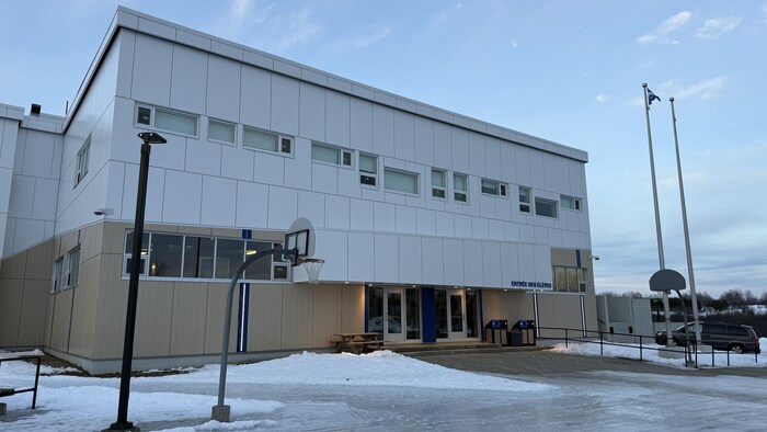 Des paniers de basketball sont à la disposition des élèves devant l'école Natagan.