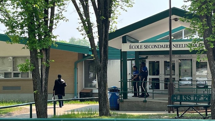 Des cadets communautaires devant l’École secondaire Neelin High School à Brandon. 