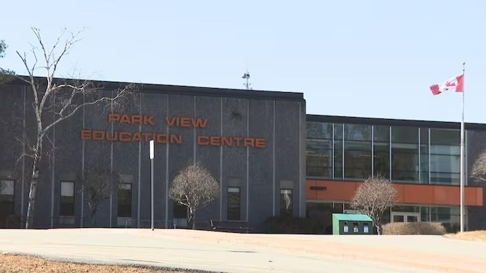 L'extérieur d'une école secondaire.