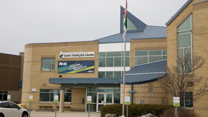 Entrée de l'École secondaire catholique Saint-François-Xavier à Sarnia en Ontario.