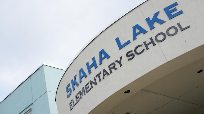 La façade extérieure de l'école Skaha Lake, à Penticton, en Colombie-Britannique, le 26 septembre 2025.