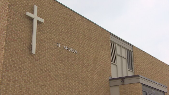 La croix du Christ sur la facade de l'ancienne École St. Andrew.