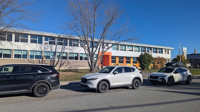 Des voitures sont stationnées devant l'école St-Gabriel de Ville-Marie.