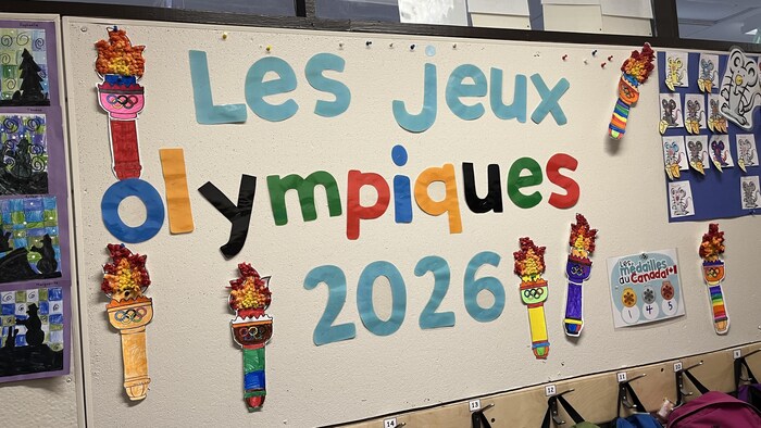 Un tableau de classe sur lequel est écrit jeux olympiques 2026.