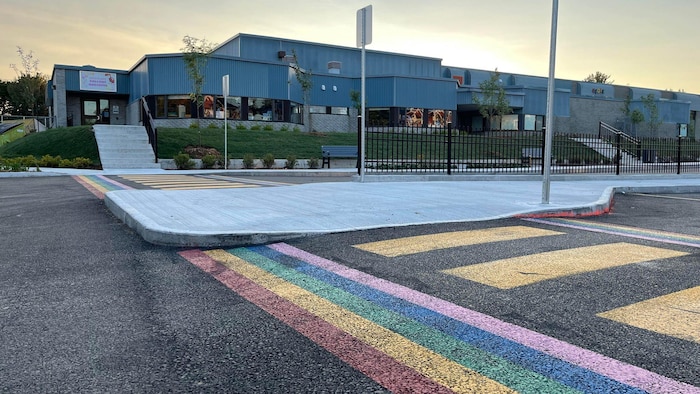 La traverse piéton du débarcadère comporte des couleurs arc-en-ciel.