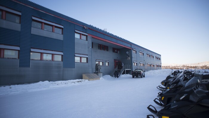 Le bâtiment de l'école Ulluriaq en hiver.