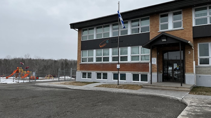 Côté de l'école avec la cour.