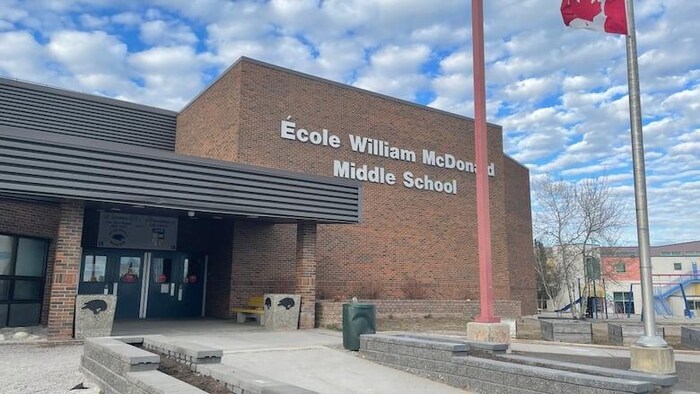 La façade de l'école William-McDonald de Yellowknife.