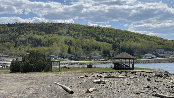 Une plage près de la baie de Gaspé. Les terrains ciblés par le projet d'écoquartier sont au loin.
