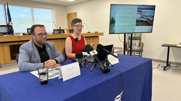 Daniel Côté et Sophie Bourdages en conférence de presse.