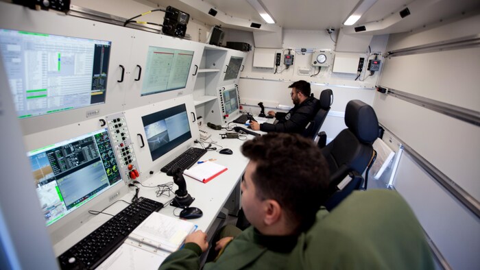 Des pilotes de drones militaires turcs dans une salle de contrôle