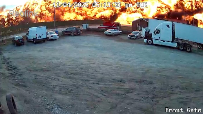 Des images de caméras de surveillance montrent un énorme brasier près d'un stationnement.
