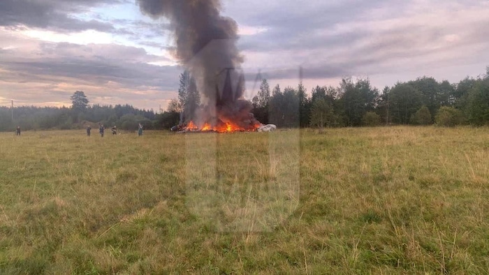 Des débris d'avion en feu à la suite d'un accident aérien présumé dans la région de Tver, en Russie.