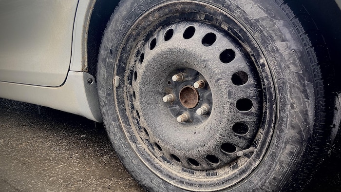 Une roue de voiture.