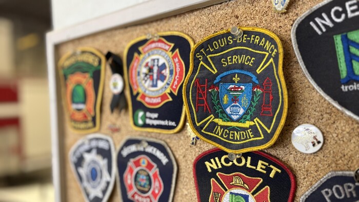Des écussons de pompiers de différentes municipalités.