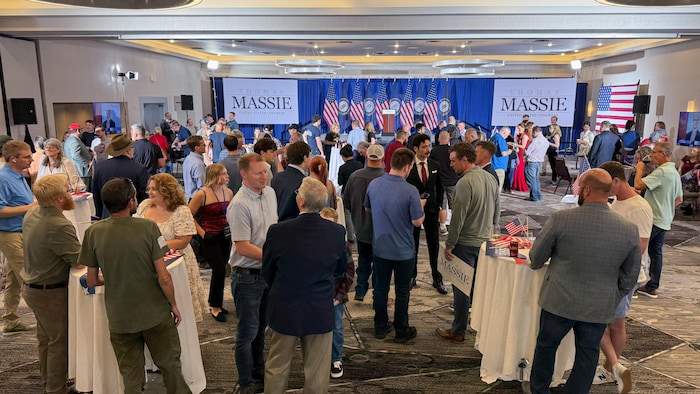 Des partisans attendent lors de la soirée électorale organisée par le député sortant Thomas Massie, le 19 mai 2026, à Hebron, dans le Kentucky.