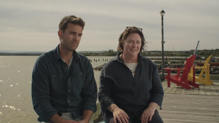 Eddie Halfyard et Shannon Sterling en entrevue sur un quai.