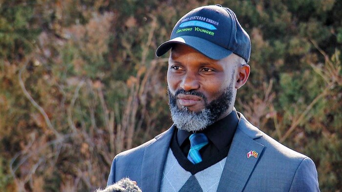 Eddie Jjumba répondant aux questions d’un journaliste. 