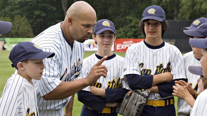 Eddie Lantigua chatting with young minor baseball players.